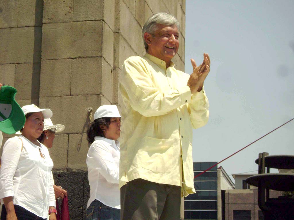 GUAYABERA DE LINO. AMLO - GUAYABERA DE LINO, EN CAMPAÑA