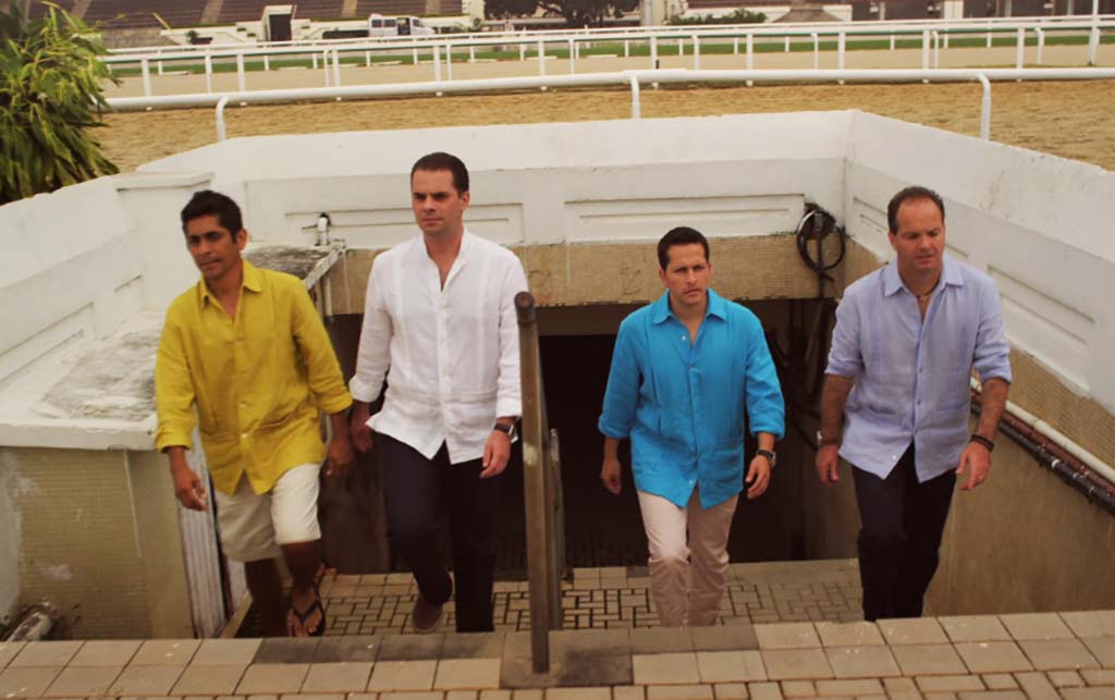 GUAYABERA DE LINO. LOS PROTAGONISTAS - LOS PROTAGONISTAS DE AZTECA EN EL HIPODROMO DE RIO DE JANEIRO, CON GUAYABERAS