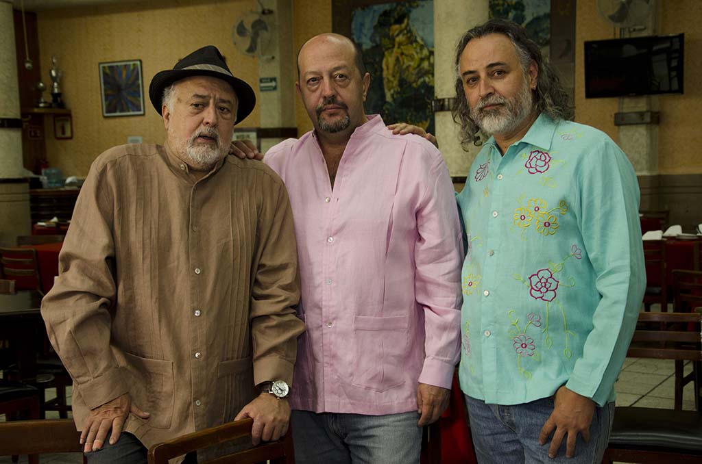 GUAYABERAS DE LINO. CANTINA COVADONGA. - GUAYABERAS. Gabriel Macotela, Alejandro Escalante y Gustavo Monroy