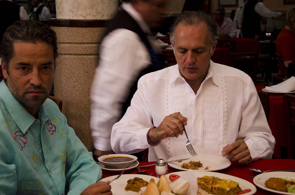 GUAYABERAS DE LINO. CANTINA COVADONGA. - GUAYABERAS. DIRECTORES FELIPE FERNANDEZ DEL PASO Y ANTONIO SERRANO. CANTINA COVADONGA. FOTO PEDRO VALTIERRA