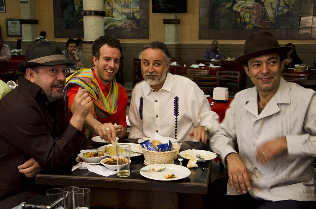 GUAYABERA DE LINO. ALEJANDRO ESCALANTE, STEVE MERRY, GUSTAVO MONROY Y PASCUALE DE PONTE EN CANTINA COVADONGA. FOTO PEDRO VALTIERRA - GUAYABERA DE LINO. ALEJANDRO ESCALANTE, STEVE MERRY, GUSTAVO MONROY Y PASCUALE DE PONTE EN CANTINA COVADONGA. FOTO PEDRO VALTIERRA