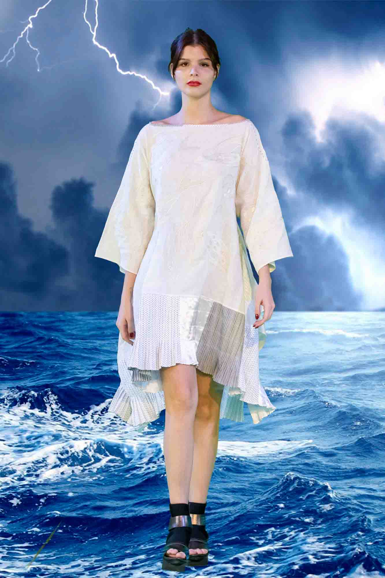 Vestido Vamp bordado blanco - Un vestido que nació de un error en el corte, la diseñadora Carmen Rion ® le dio la vuelta, creando este vestido bordado, pieza única super especial, para esta colección del AZUL, donde se han bordado magistralmente los peces en los altos de Chiapas por las artesanas del grupo Sna Maruch + Carmen Rion