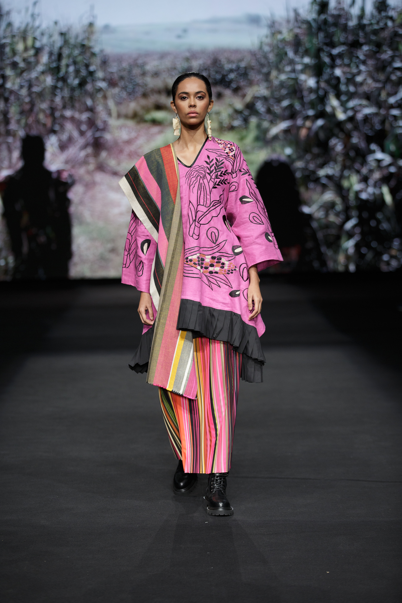 Vestido Vamp bordado por artesanas de Zinacantan, unitalla - onesize, parte de la colección exclusiva de lujo, las Hijas del Maíz, hecho a mano, en México. Boutique Avenida Mexico. Hipodromo Condesa, Mexico City.