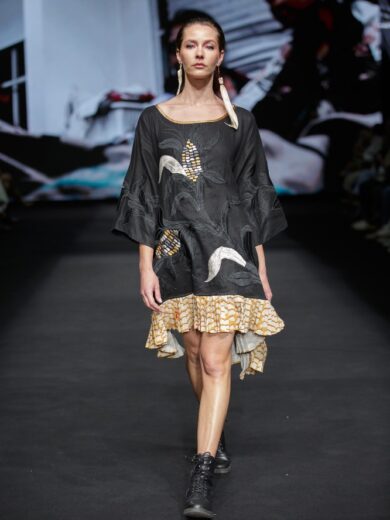 Vestido vamp bordado maiz negro