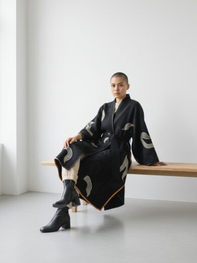 Abrigo de lana bordado negro