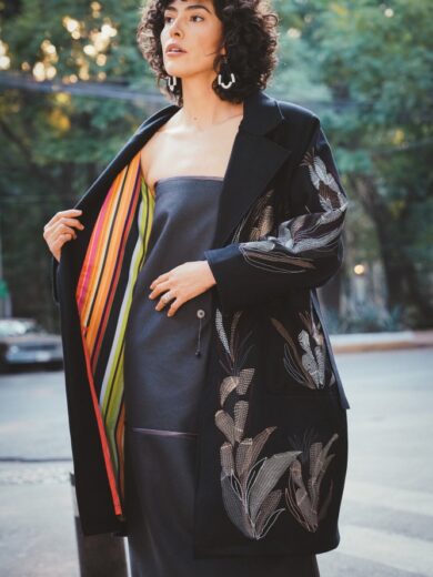 Abrigo bordado negro maiz