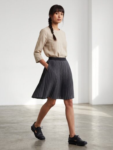 Falda plisada gris corta