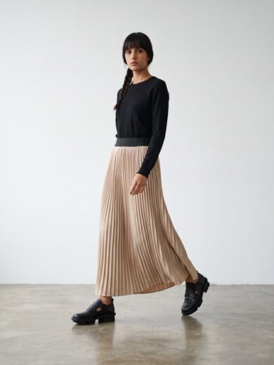 Falda plisada beige larga
