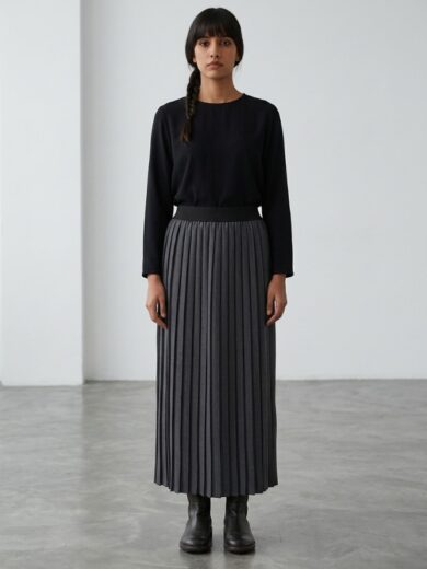 Falda plisada gris