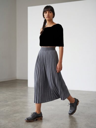 Falda plisada gris